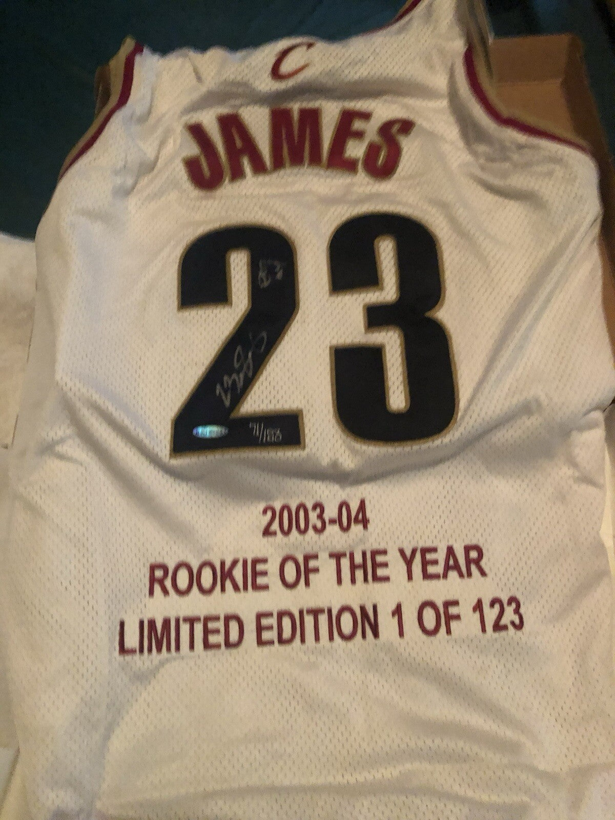 71/123 LEBRON JAMES “ROOKIe Of The YEAR” AUTO JERSEY! Comes W/ UDA COA BOX DOCS!